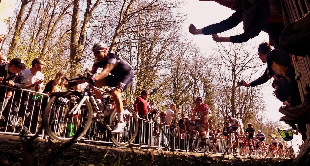 Leaders through the Arenburg Forest cheered on by the crowd