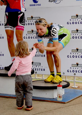 Mo gets her medal from a young girl