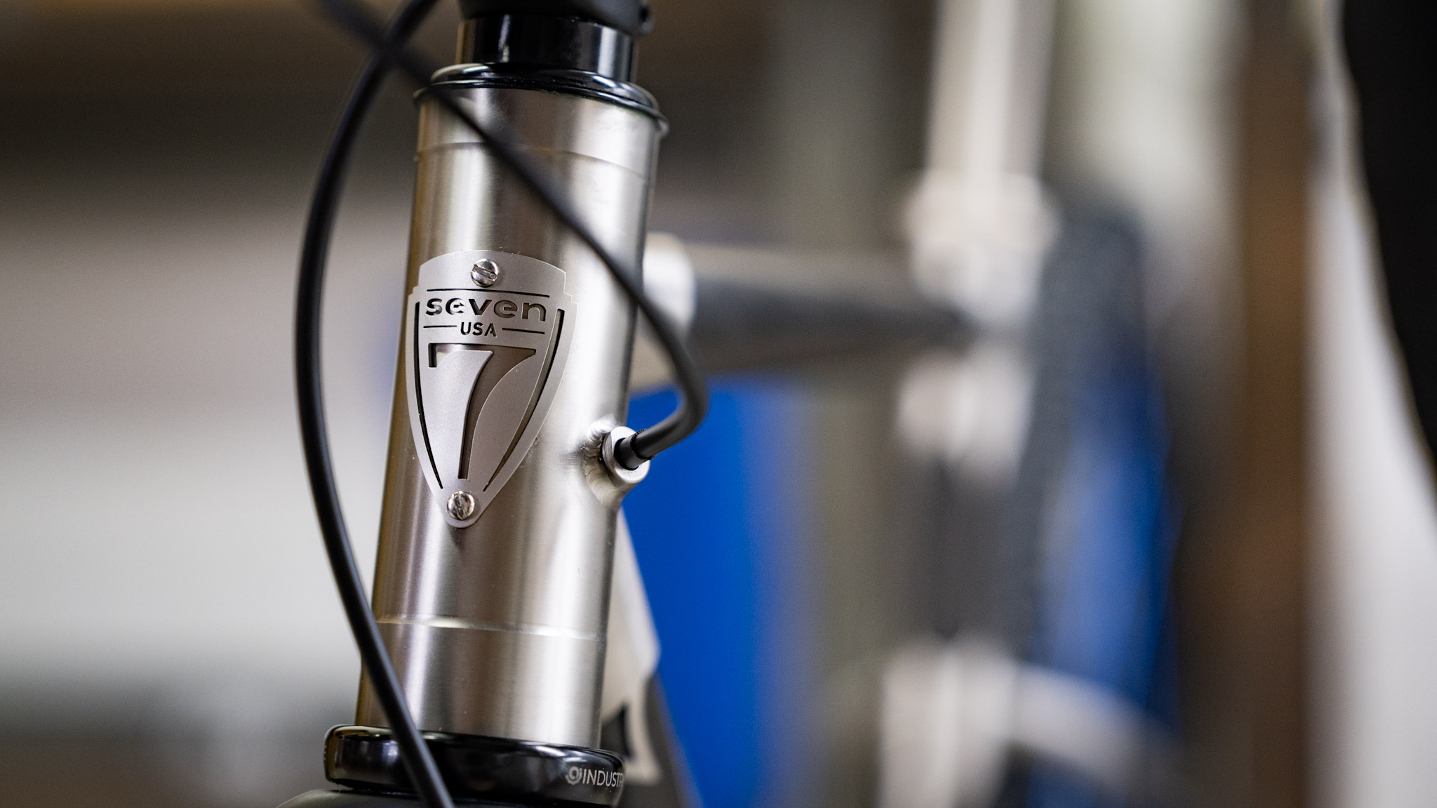 inline internal routing and head tube badge