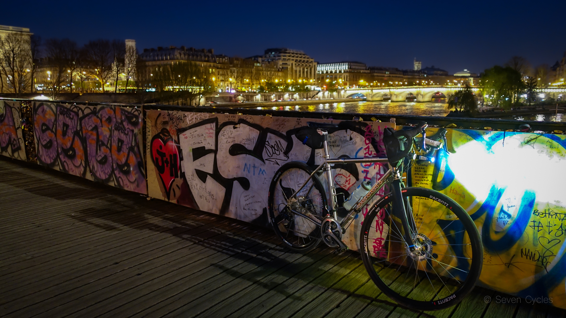 travel-bike-in-paris